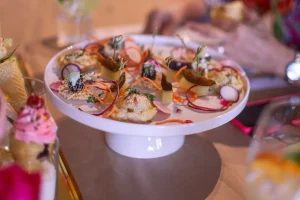 Œufs mimosa garnis et présentés sur un plateau blanc avec paprika et herbes fraîches