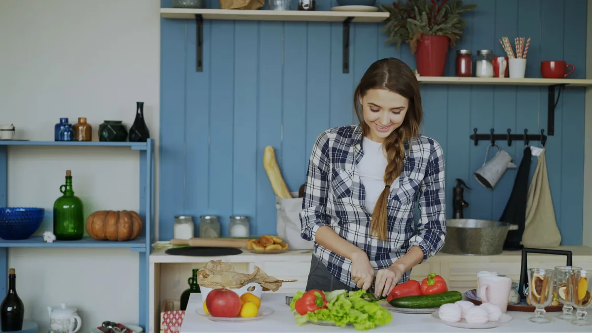 Plan de travail avec ingrédients rassemblés et ustensiles de cuisine prêts