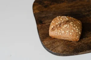 Ingrédients pour un cake aux flocons d'avoine disposés sur un plan de travail de cuisine