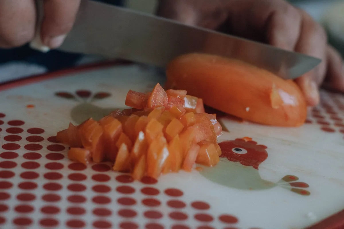 Légumes coupés en petits morceaux sur une planche de travail pour cuisson rapide