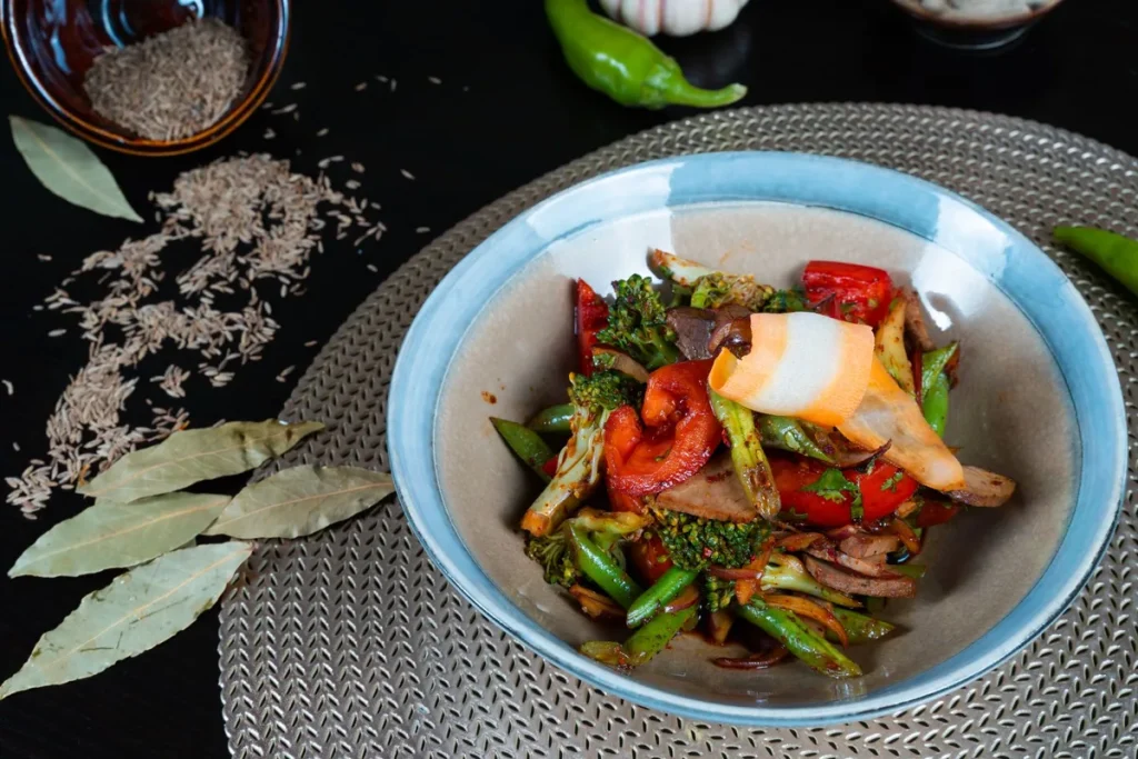 Bol de curry végétarien doré avec légumes colorés et vapeur qui s'échappe