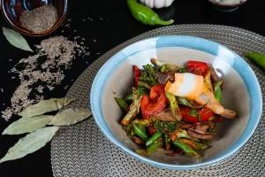 Bol de curry végétarien doré avec légumes colorés et vapeur qui s'échappe