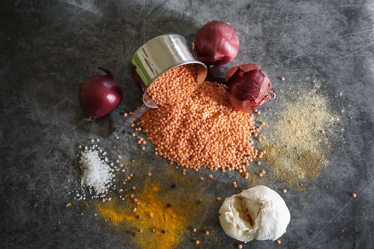 Bol de dahl de lentilles corail crémeux avec garniture d'épices dorées