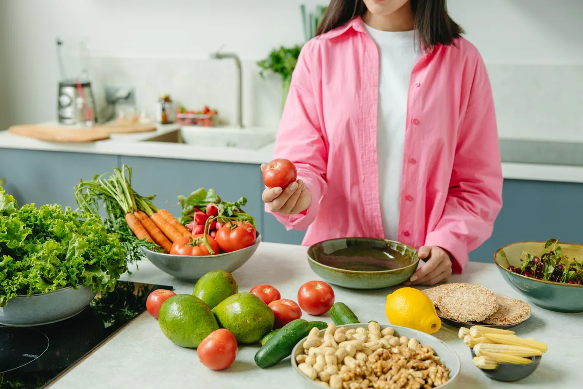 Variété d'aliments sains et peu transformés : fruits, légumes, céréales et protéines
