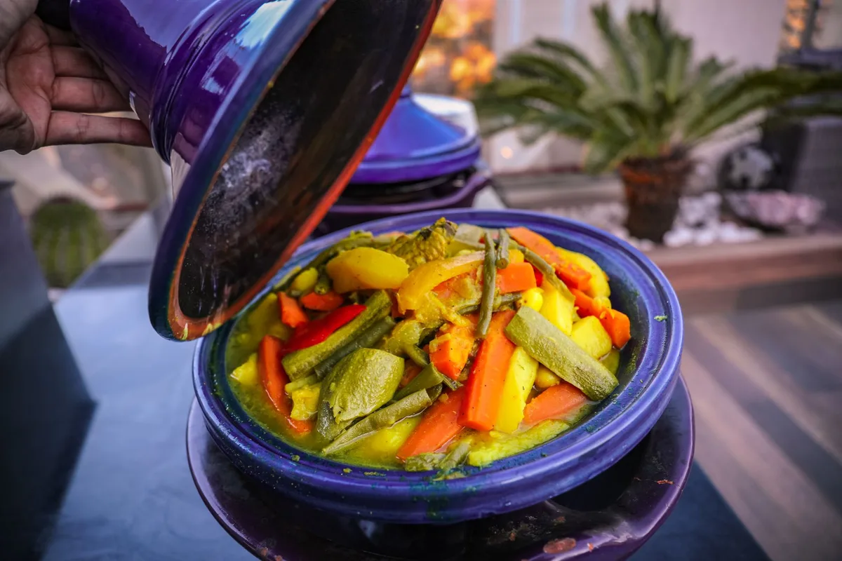 Tajine en terre cuite et couscoussier vapeur sur une cuisine