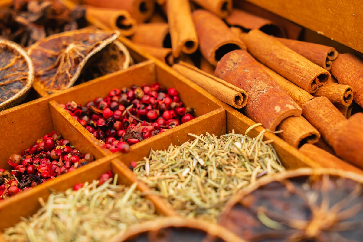 Épices, fruits secs et ingrédients pour la cuisson du tajine