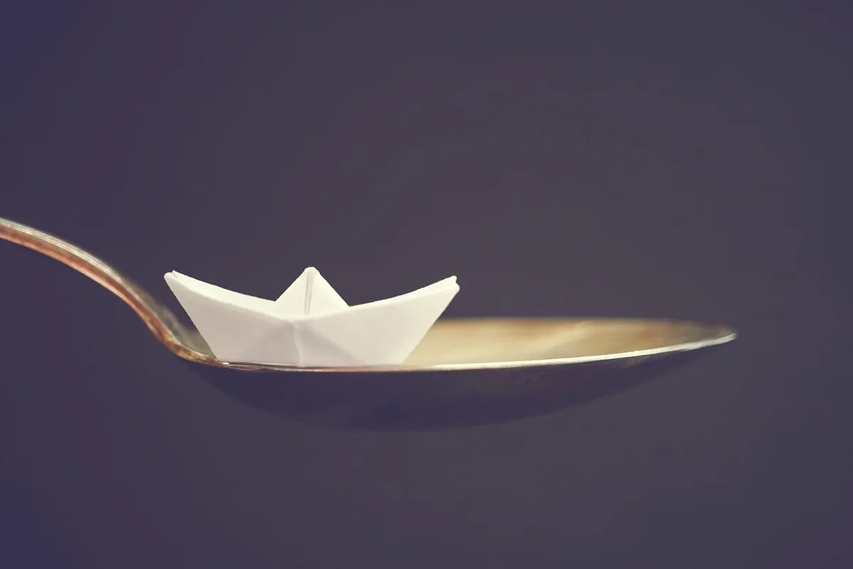 Assiettes avec portions équilibrées de protéines, légumes et féculents répartis sur la journée