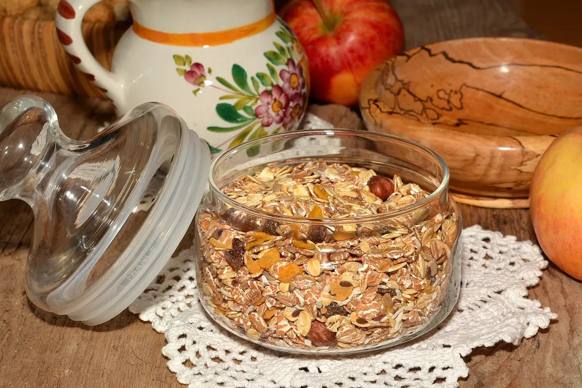 Préparation d'overnight oats avec lait fermenté, baies et amandes