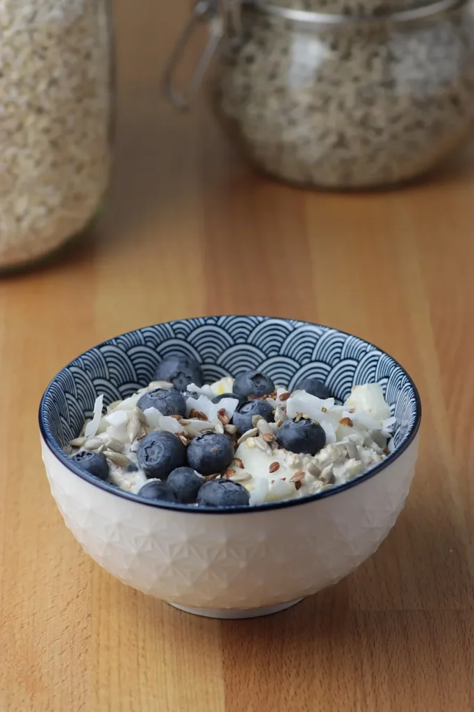 Un bol de flocons d'avoine avec fruits frais et noix sur une table de petit-déjeuner