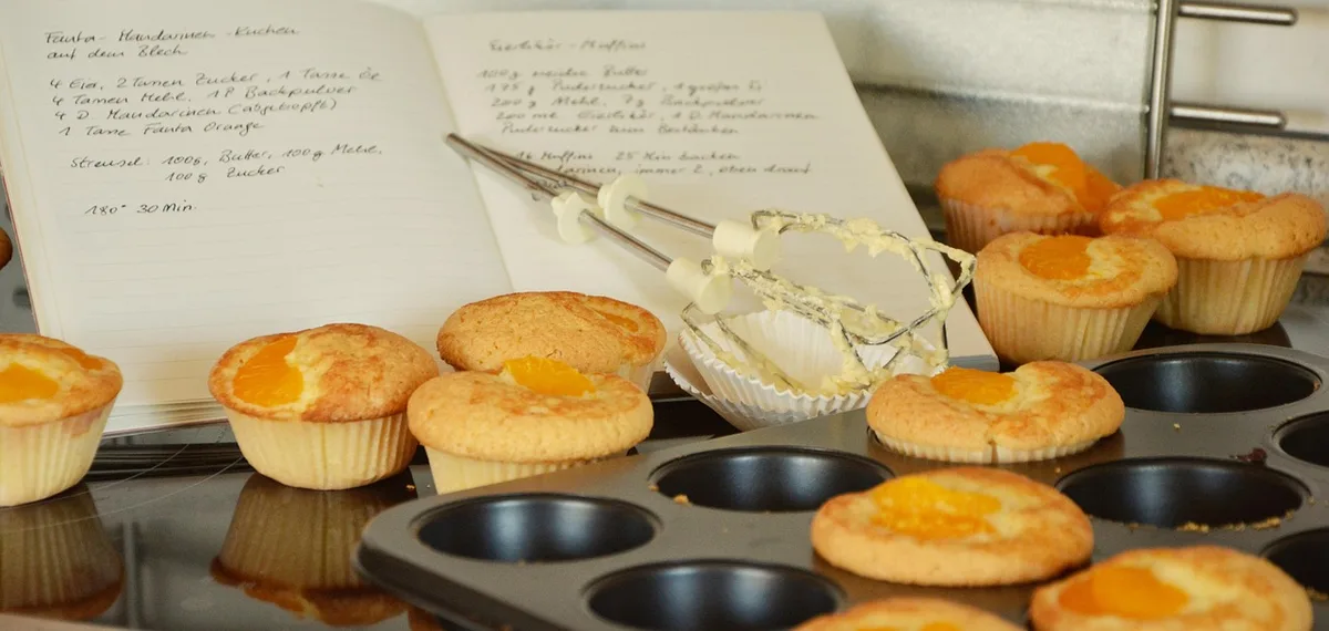 Moules à muffins avec des œufs crus prêts à être enfournés