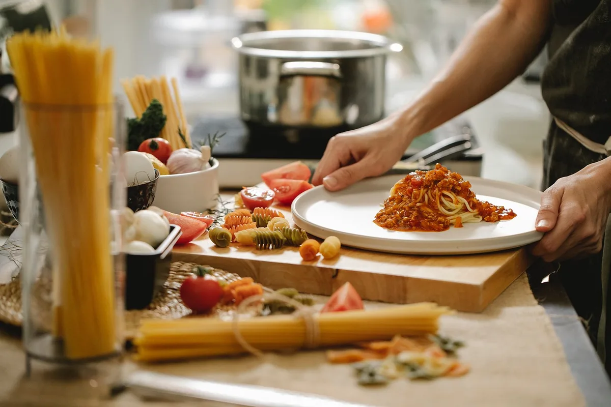 Sauce tomate en train de mijoter lentement dans une casserole