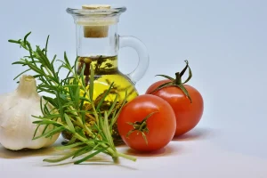 Sauce tomate mijotant lentement dans une casserole avec de l'huile d'olive dorée
