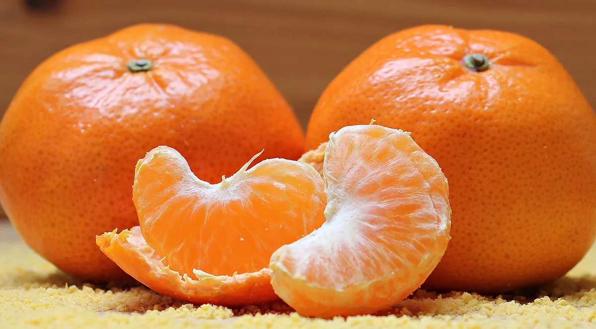 Bol d'agrumes et fruits frais sur un plan de travail