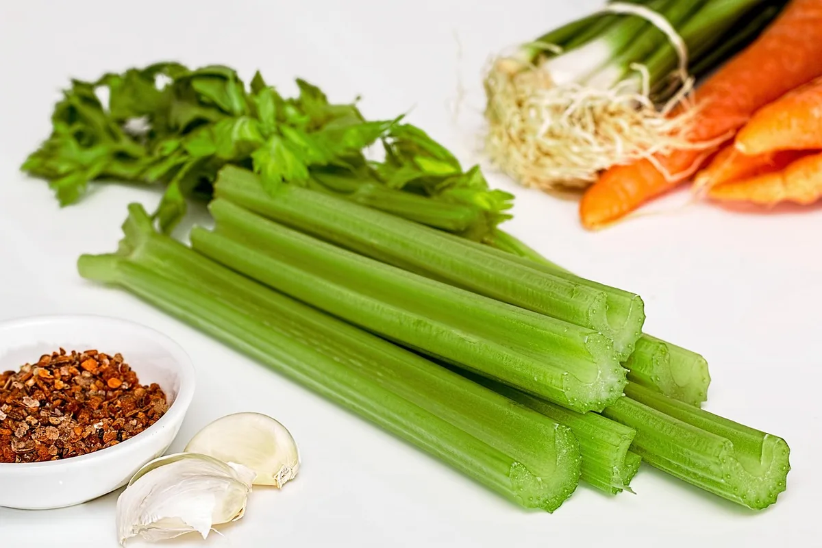 Légumes racines et verts posés sur une planche à découper