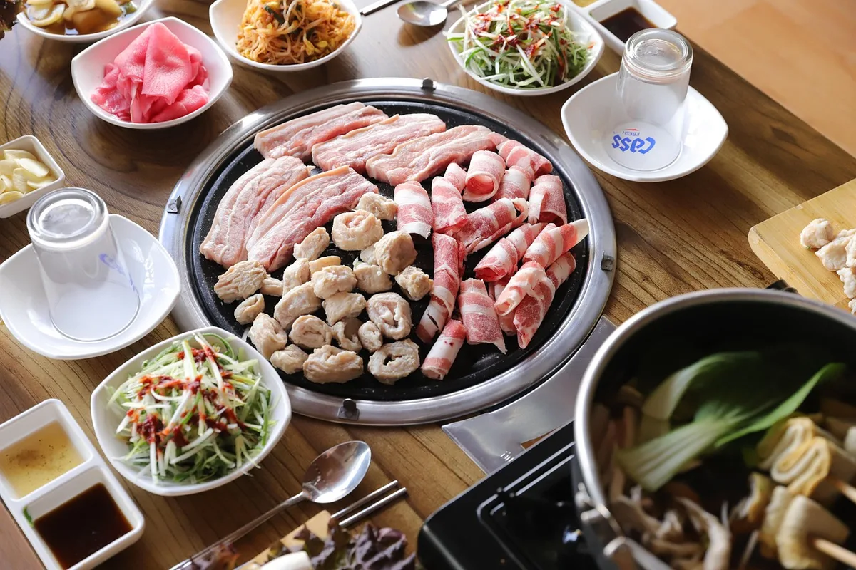 Viande brunie et caramélisée dans une casserole pour créer les sucs riches