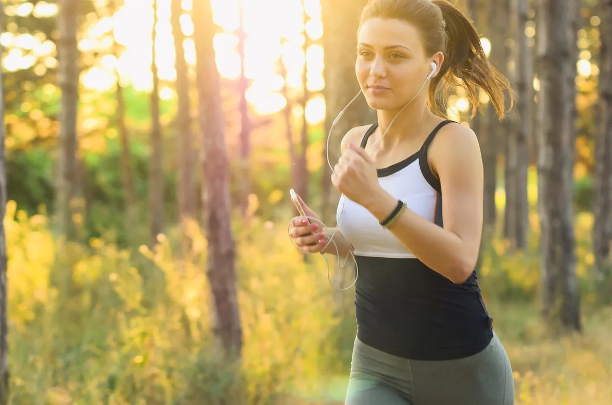 Marche en plein air pour intégrer l'activité physique dans sa routine quotidienne
