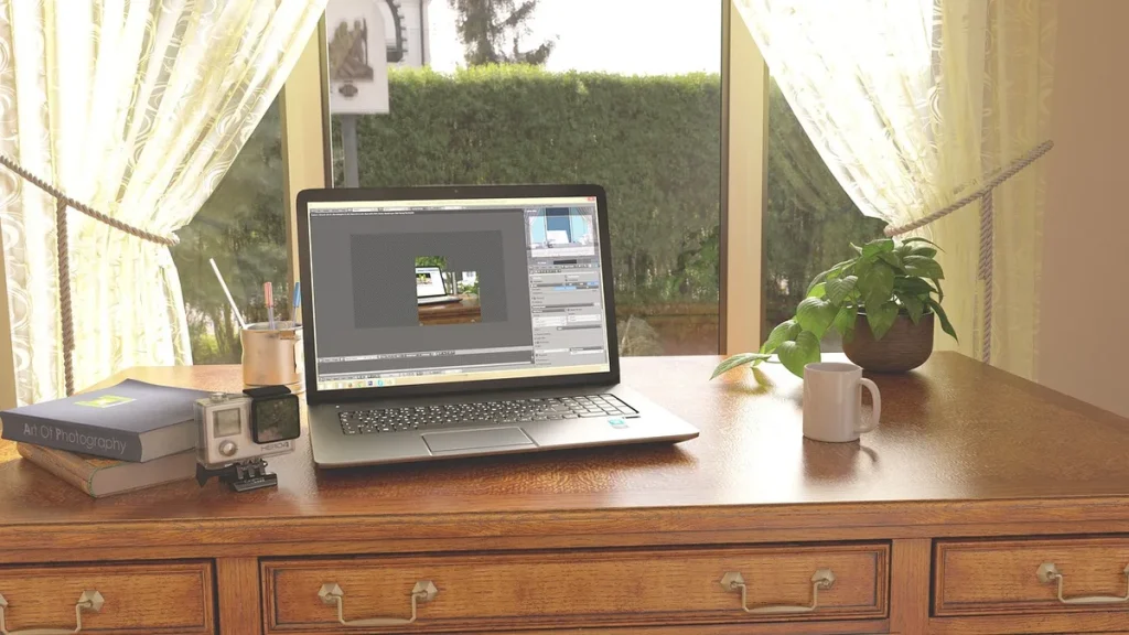 Coin bureau près d'une fenêtre ensoleillée avec carnet et tasse pour un rituel matinal