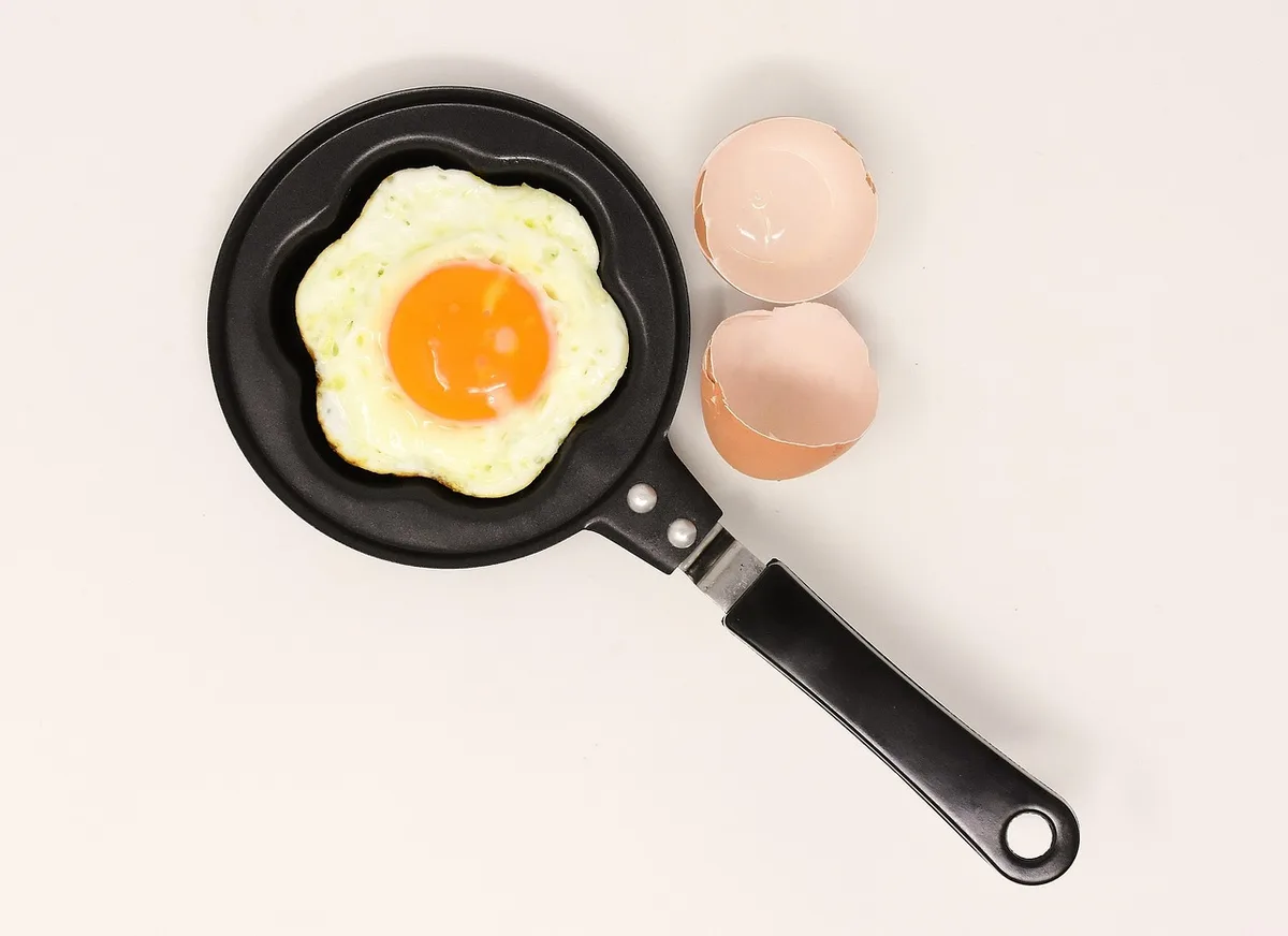 Préparation de mayonnaise légère au mixeur avec œufs durs et eau