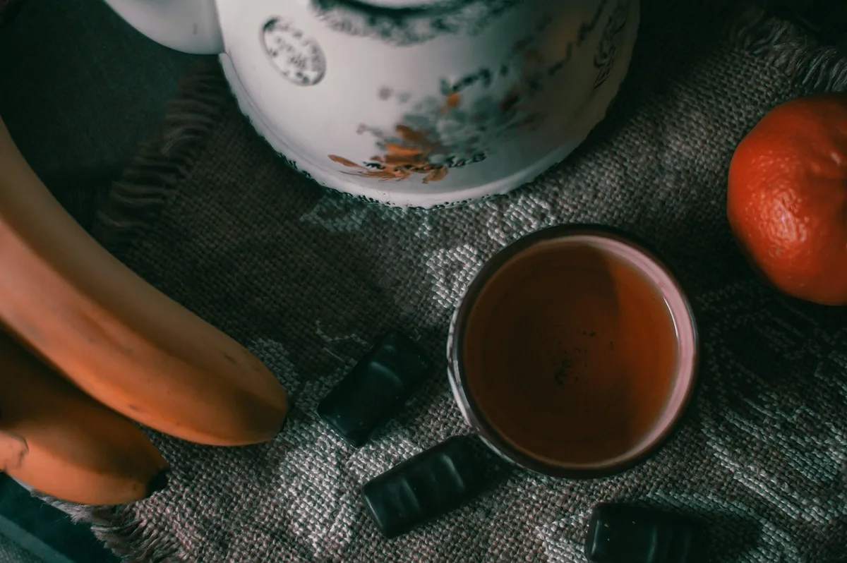 Bouilloire, thé en vrac et carafe prête pour l'infusion