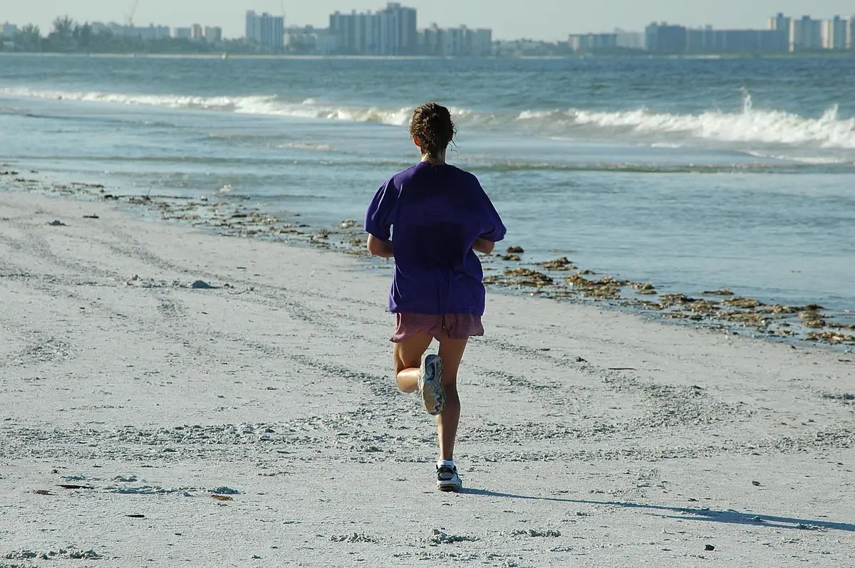 Personne faisant du sport en plein air pendant l'été