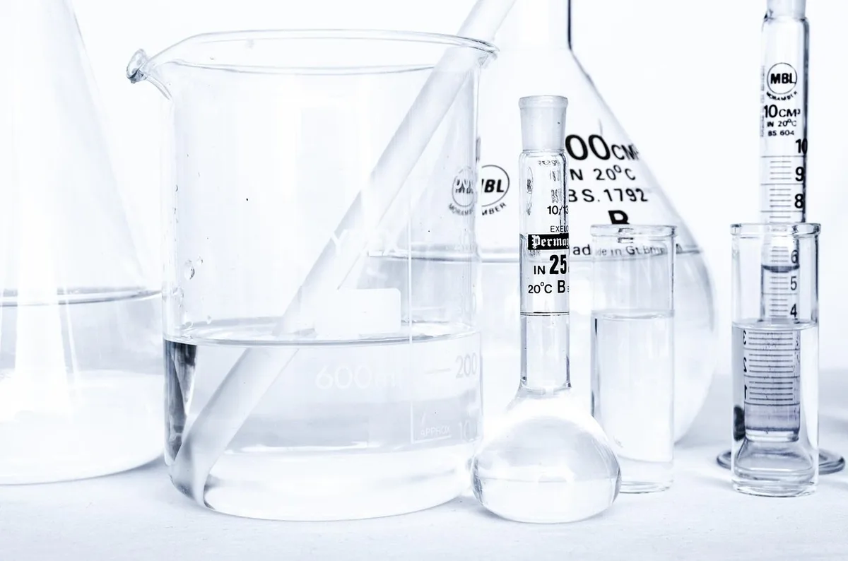 Analyse microbiologique en laboratoire montrant prélèvements pour Listeria