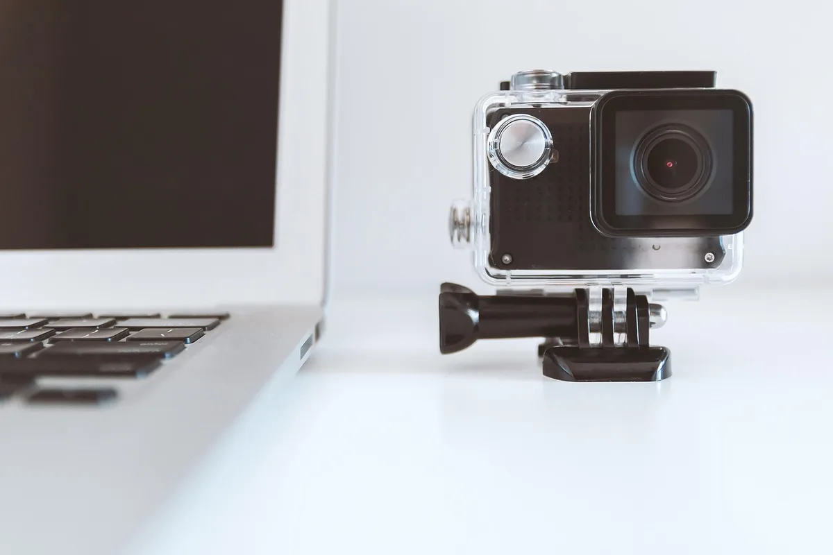 Personne consultant le site Rappel Conso sur un ordinateur portable