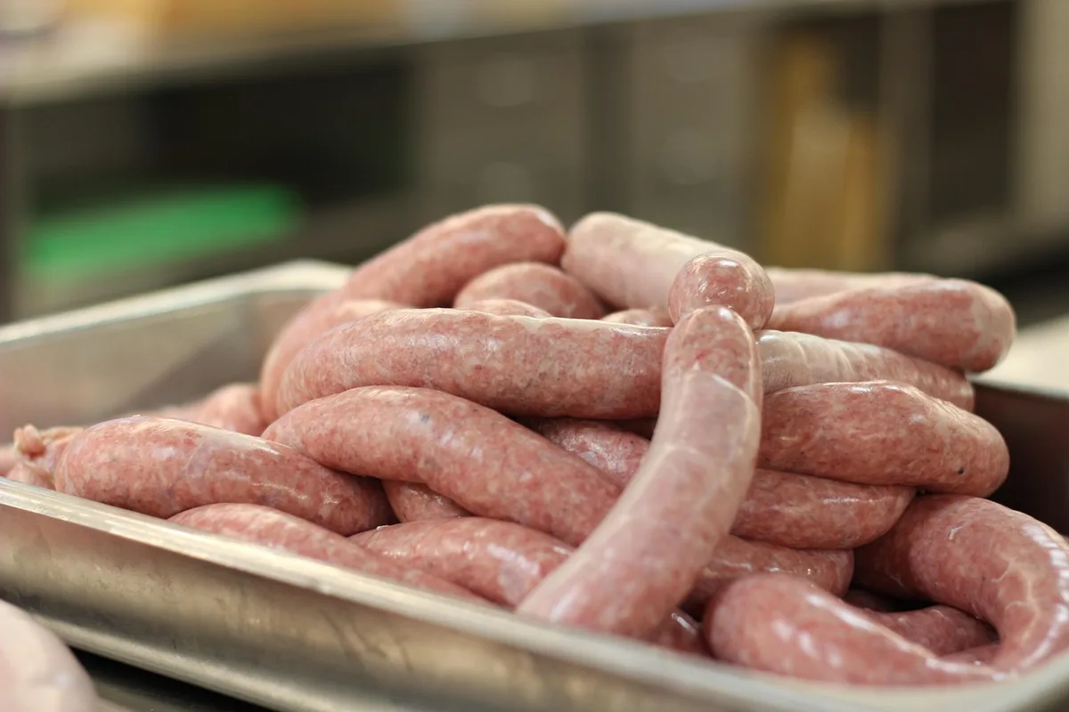 Viandes crues isolées dans des boîtes hermétiques dans un réfrigérateur propre
