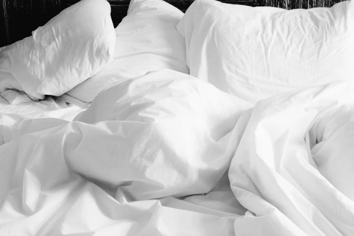 Personne assise pratiquant une respiration profonde dans une chambre lumineuse