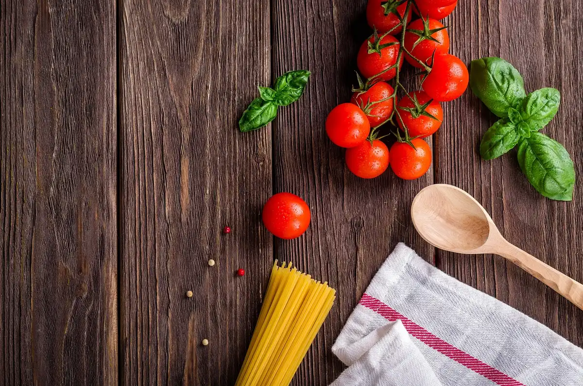 Incorporation progressive de l'eau de cuisson dans une sauce en remuant vigoureusement