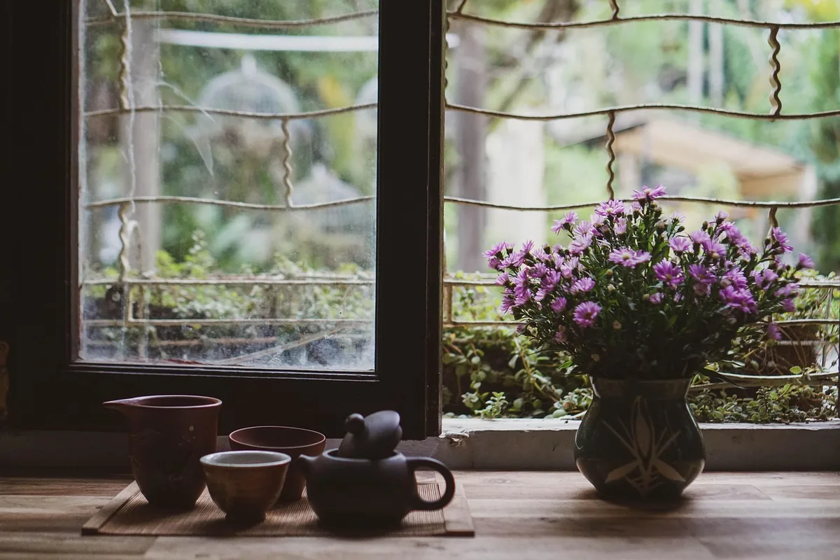 Tasse d'infusion avec vapeur et fleurs de fleur d'oranger à côté