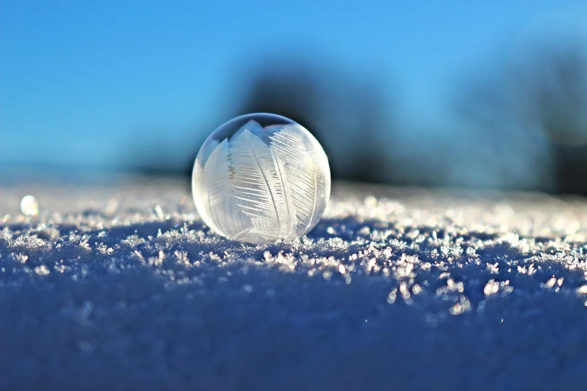 Cristaux blancs de sel d'Epsom en gros plan