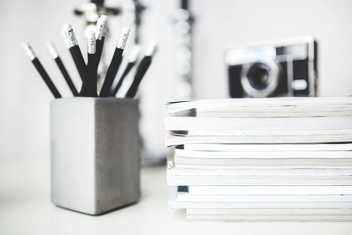 Bureau en journée avec documents éparpillés symbolisant la baisse de concentration
