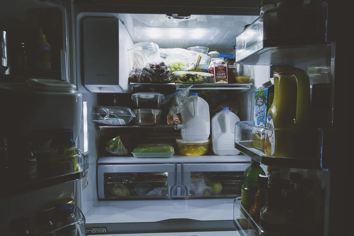 Bocaux de confiture réfrigérés sur une étagère de frigo