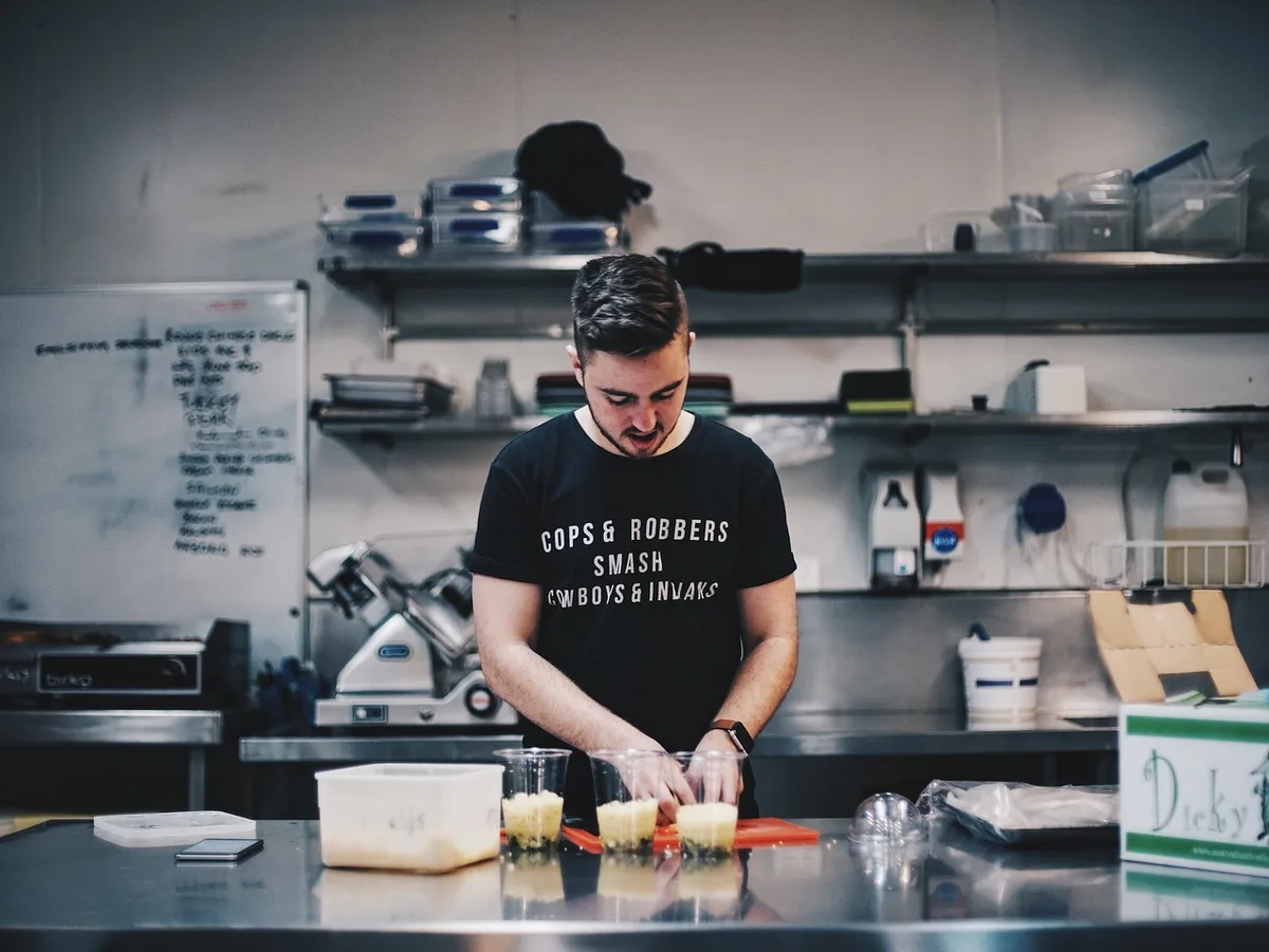 Bols de coing pelés et citron sur une table de cuisine en plein jour