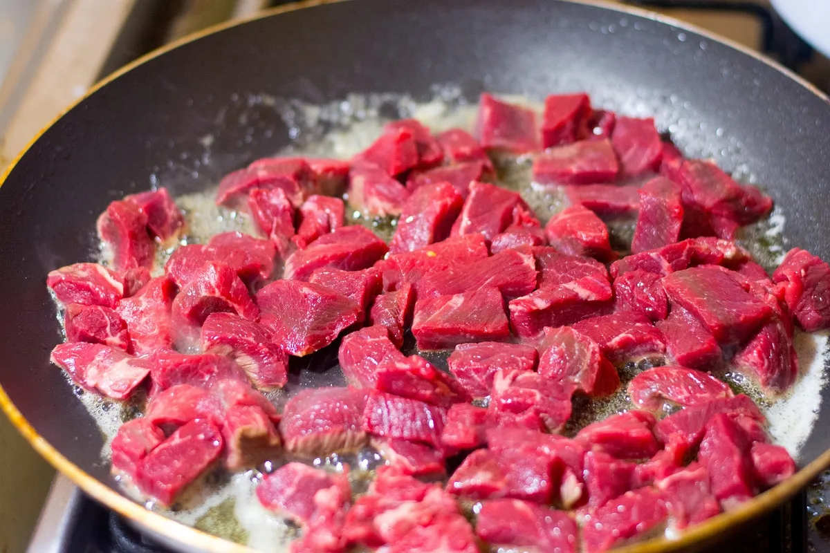 Gros morceau de viande congelée dans un plat allant au four