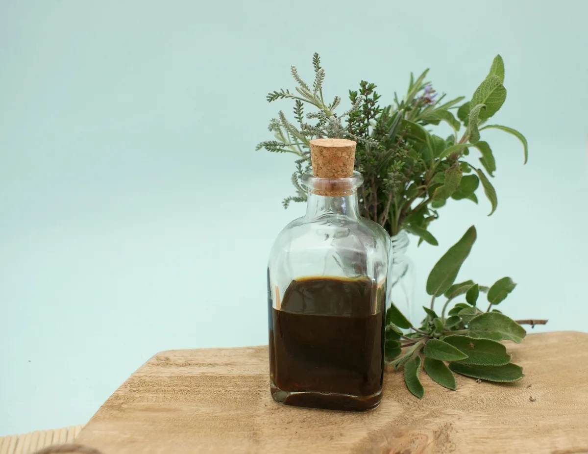 Préparation d'une infusion avec bouilloire, cuillère et plantes séchées