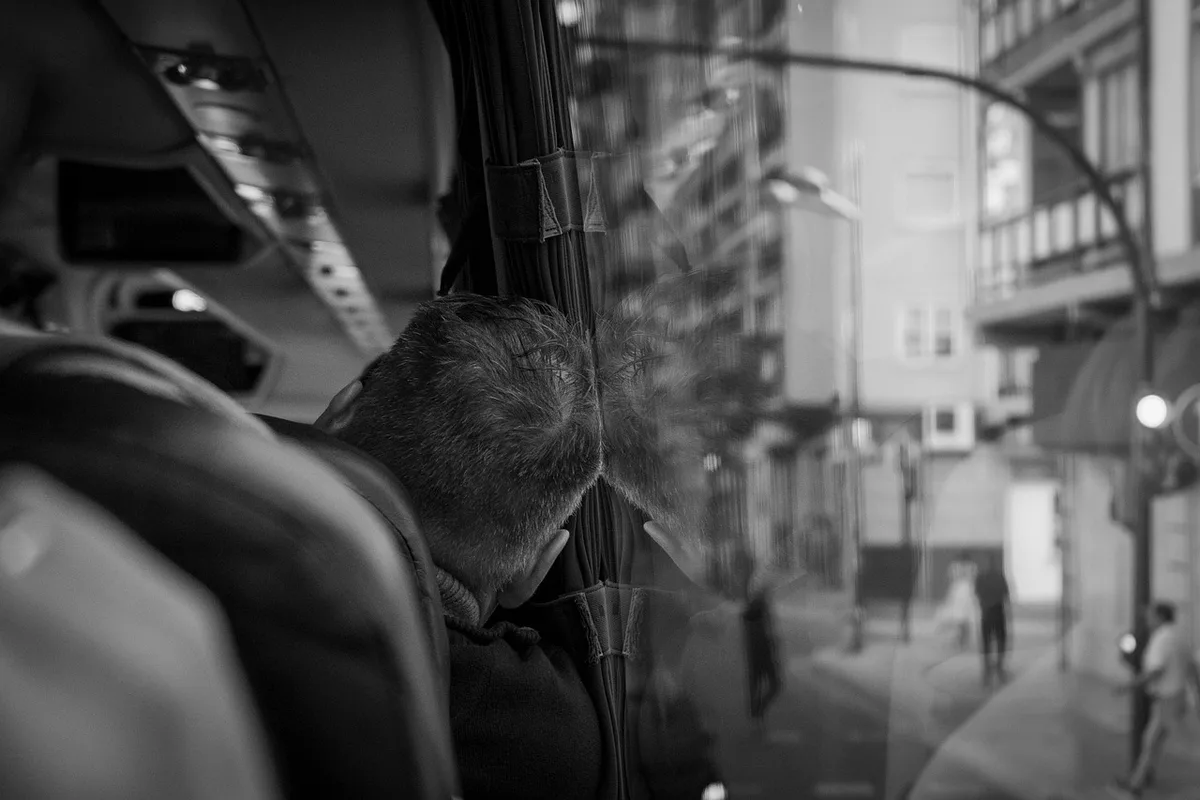 Personne marchant avec un compteur de pas lors du trajet quotidien