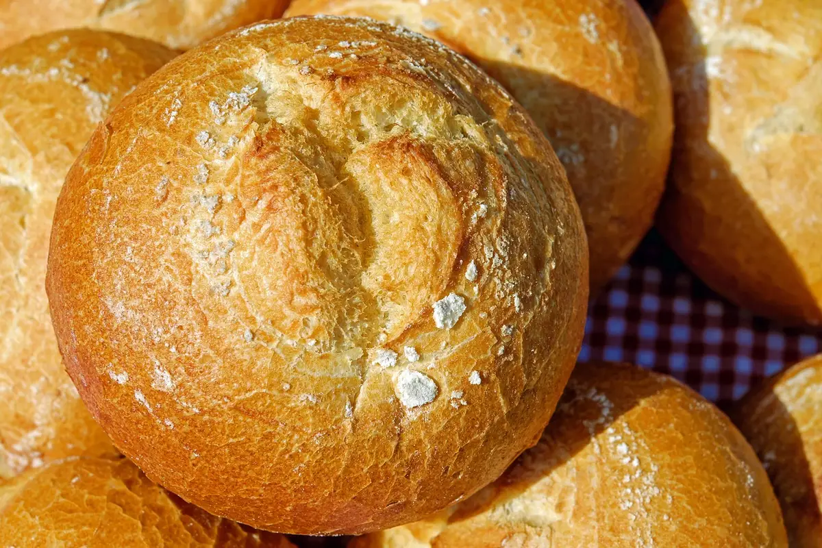 Structure interne d'une miche de pain montrant la mie exposée à l'humidité