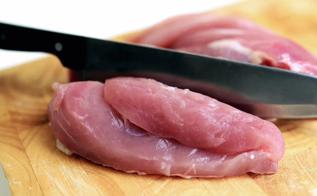 Planche à découper dédiée à la viande crue avec ustensiles isolés