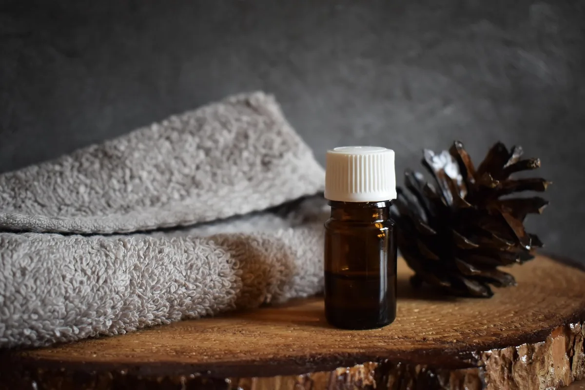 Application d'huile essentielle diluée sur la peau avec une huile végétale
