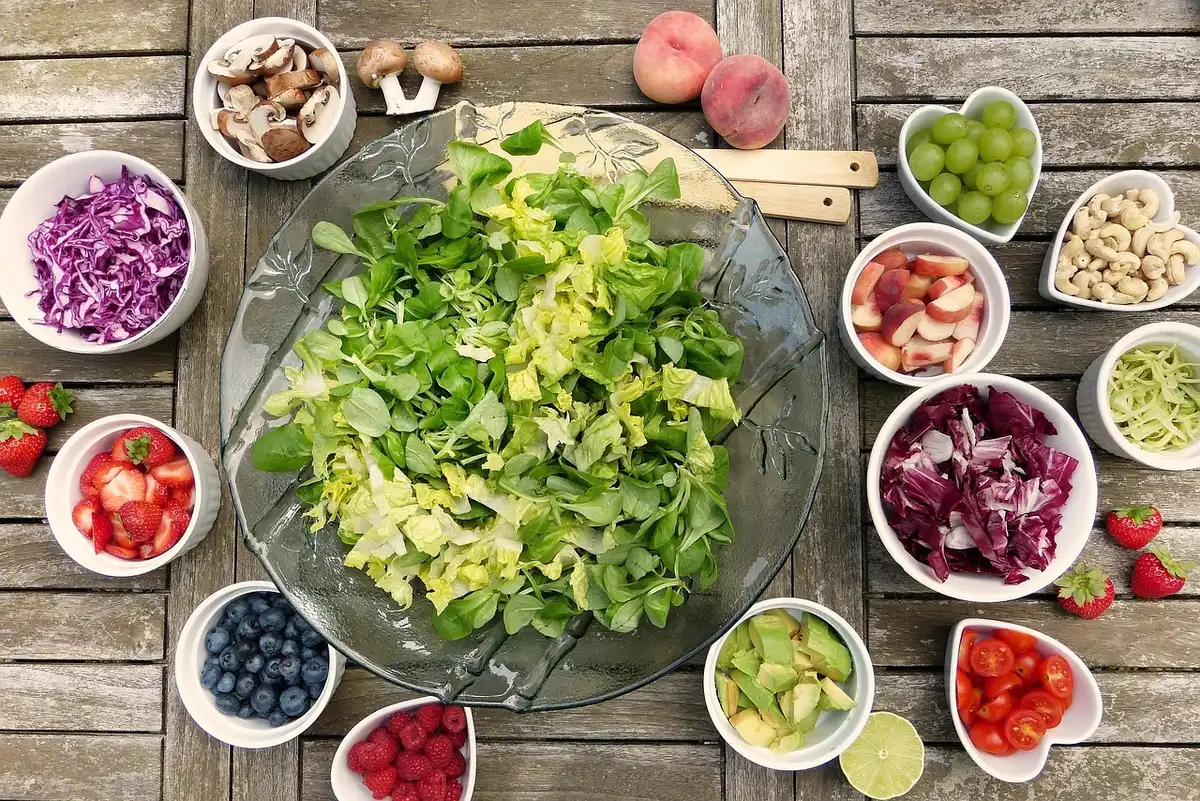 Assiette de salade avec saumon en boîte, câpres et légumes crus variés
