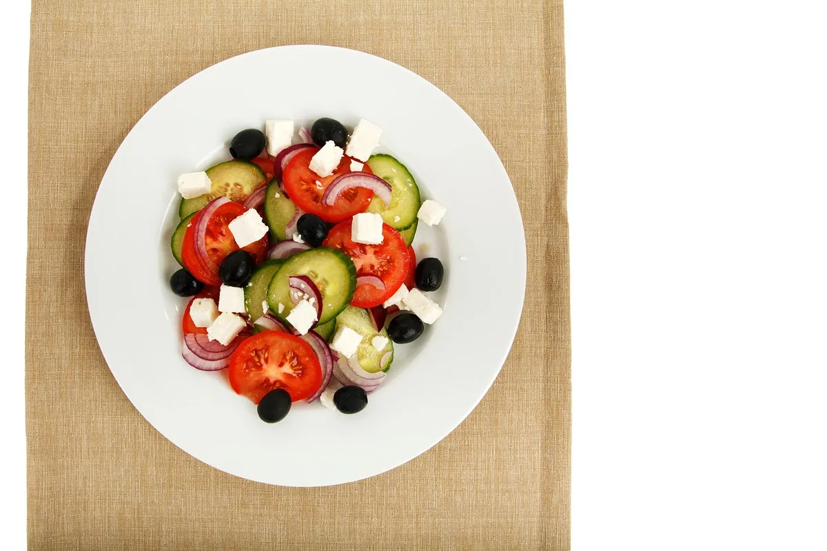 Bol de déjeuner méditerranéen avec légumes frais, légumineuses et céréales complètes