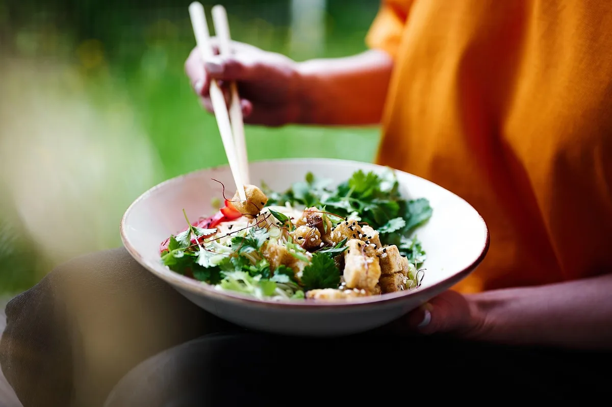 Bol de pâtes de légumineuses avec légumes verts et pois chiches grillés