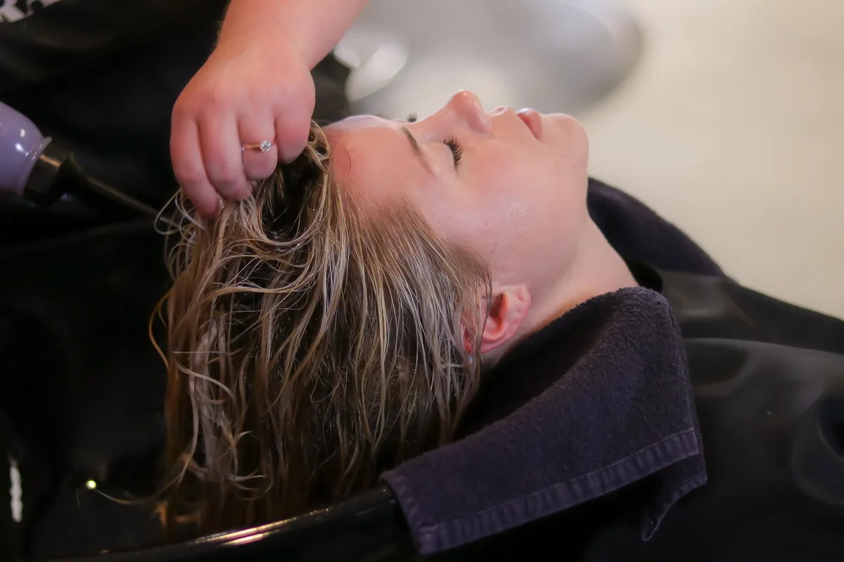 Shampoing solide utilisé pour le lavage des cheveux