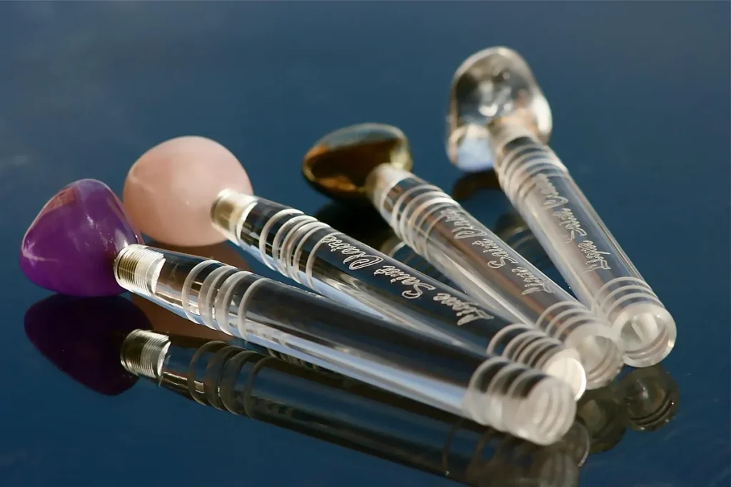 Barres de cosmétiques solides disposées sur une surface naturelle avec plantes