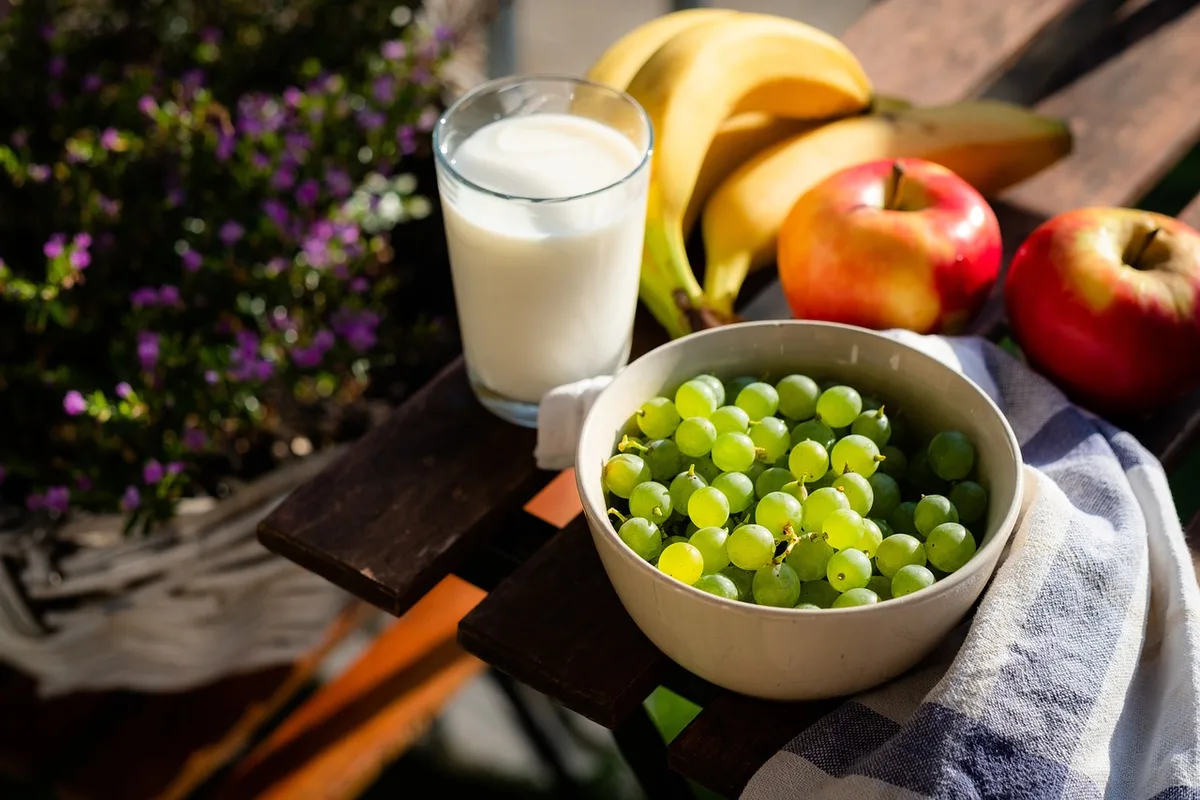 Assortiment d'aliments riches en fer et en calcium sur une table