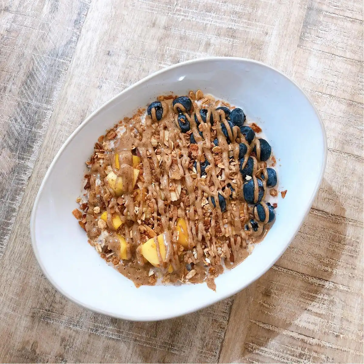 Bol de sarrasin cuit montrant la texture des grains