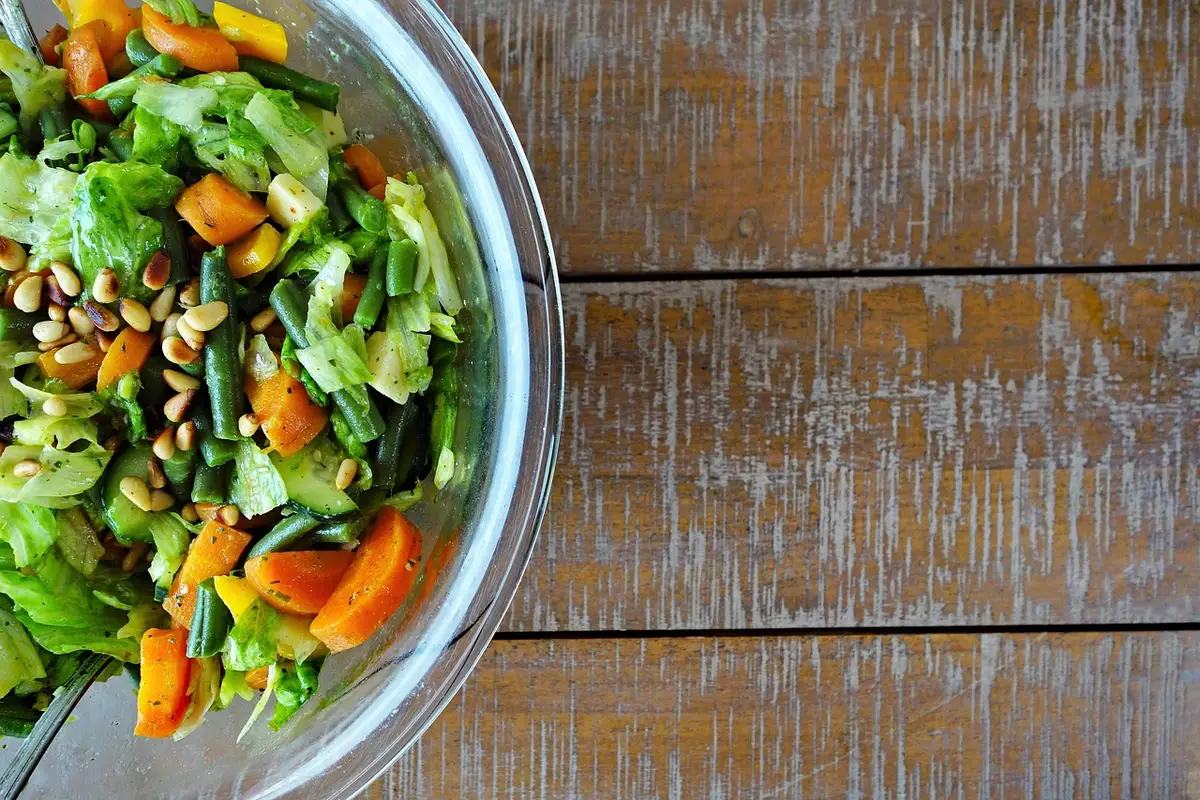 Salade tiède de sarrasin mélangé à des lentilles et légumes rôtis