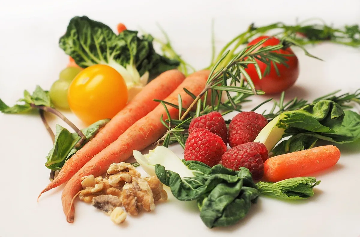 Assiette variée de légumes et fruits riches en fibres