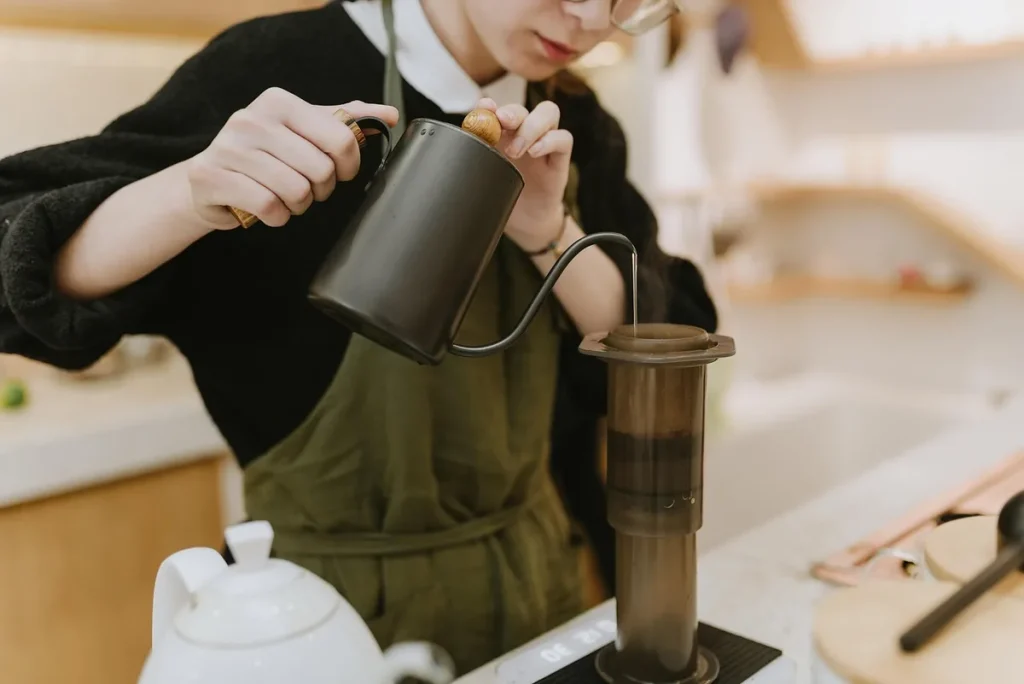 Canette générique et verre de boisson fibrée sur un plan de travail avec légumes